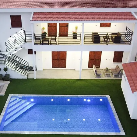 Ξενοδοχείο με διαμερίσματα Kamaroporta Luxury